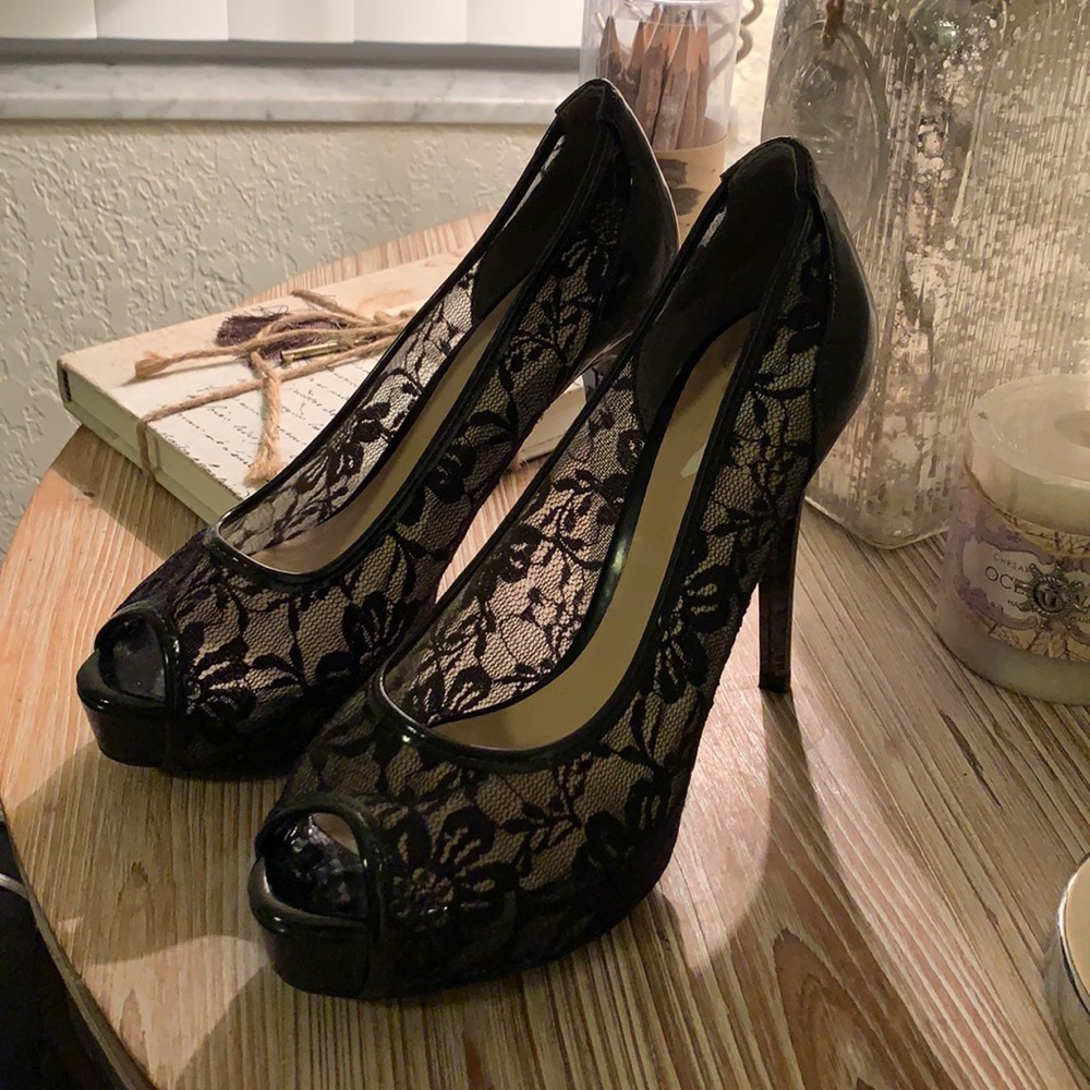 Beautiful Guess High heels with Lace. Good condition. Size 6 1/2. 💕